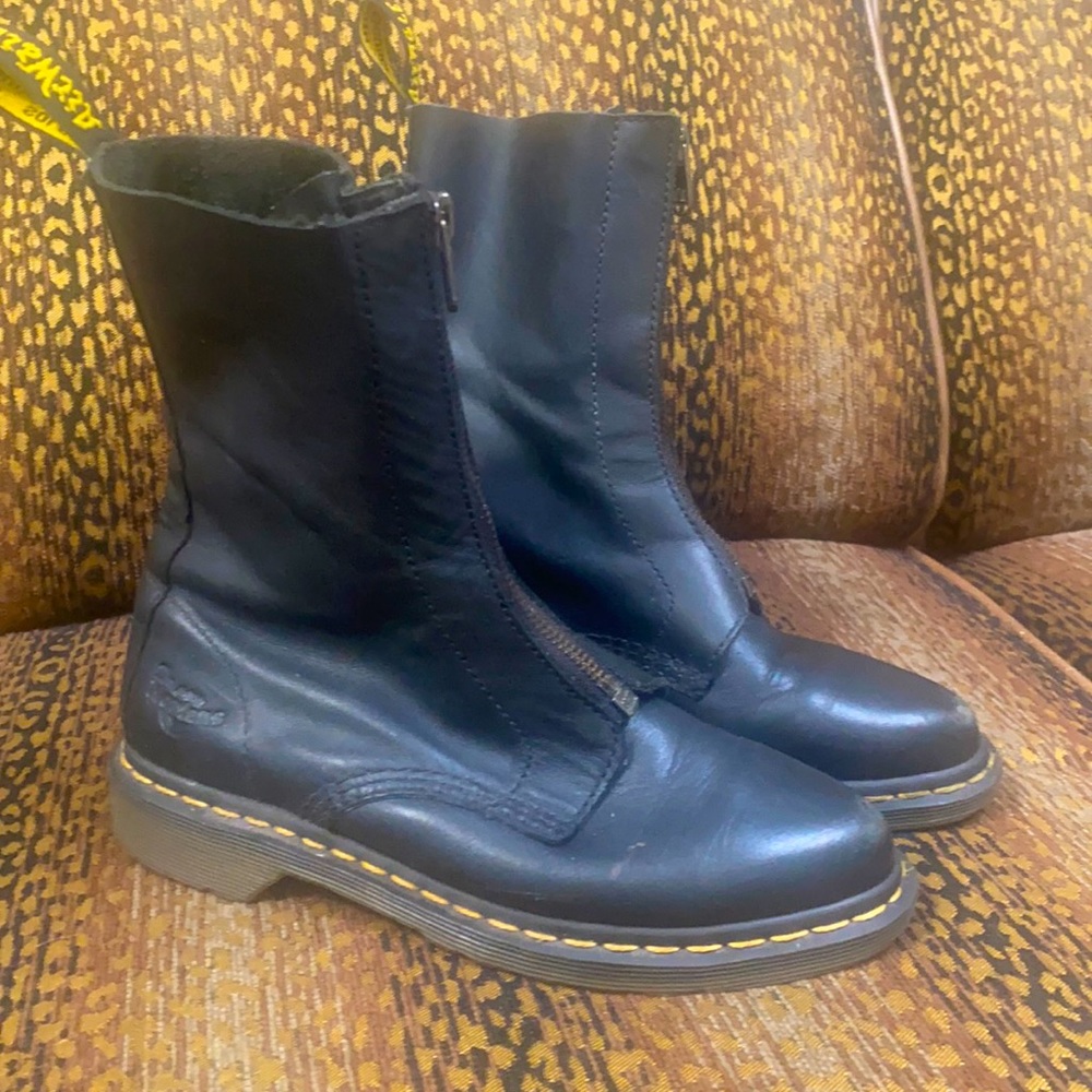 Rare pointed toe zip-up boot with London vibes